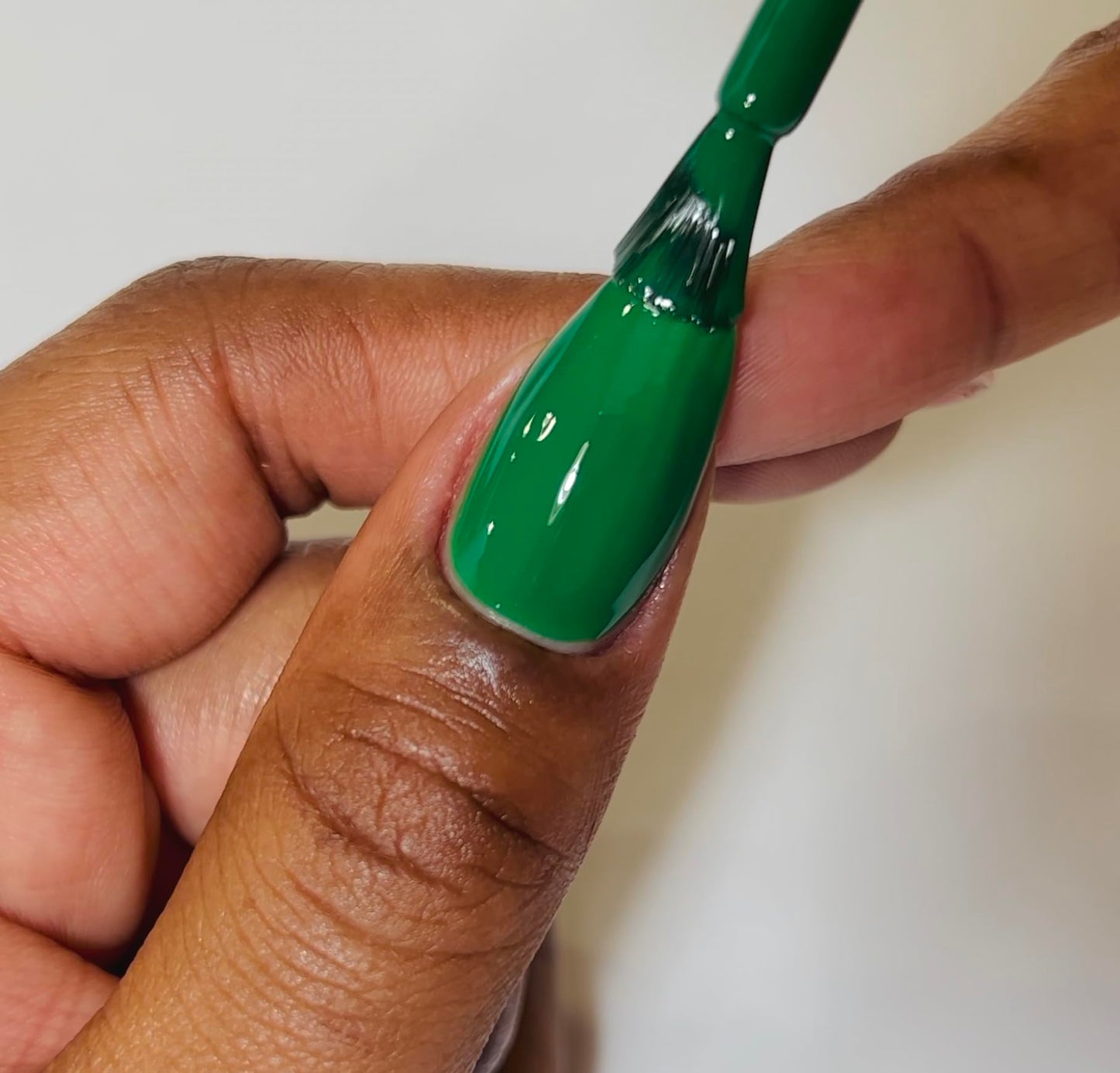 DND Gel Polish Set, Green Collection, UV/LED Gel Polish and Air Dry Nail Lacquer, Matching Chip-Free Polish Duo, 474 4 Leaf Clover, 0.5 Fl Oz